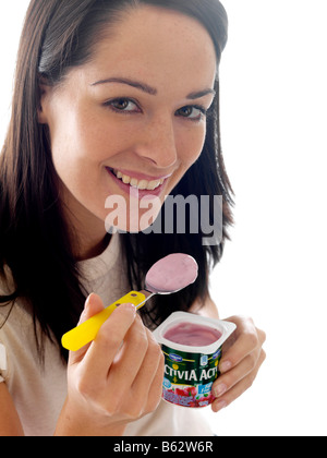 Donna di mangiare yogurt probiotici Modello rilasciato Foto Stock