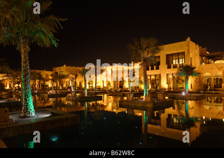 Cortile con piscina, Ritz Sharq hotel e resort, Doha, Qatar Foto Stock