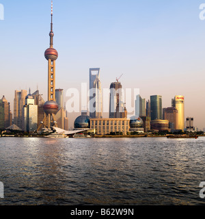 Oriental Pearl Tower quartiere di Pudong e il fiume Huangpu Shanghai in Cina Foto Stock