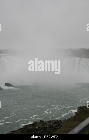 Visualizzazione verticale delle cascate Horseshoe preso dal lato canadese del fiume Niagra Foto Stock