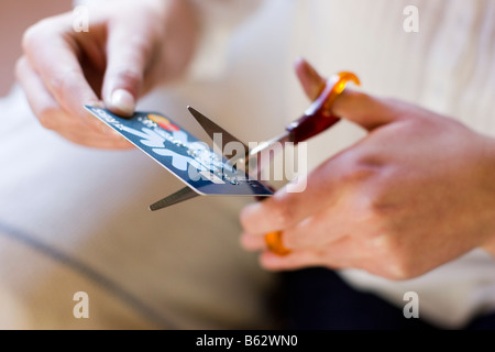 Donna taglio carta di credito Foto Stock