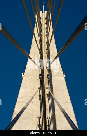 Ponte pedonale sul fiume Fuengirola / Puente de la Armada Española, ponte sospeso pedonale con stallazione via cavo sul Rio Fuengirola, Costa del Sol, Spagna Foto Stock