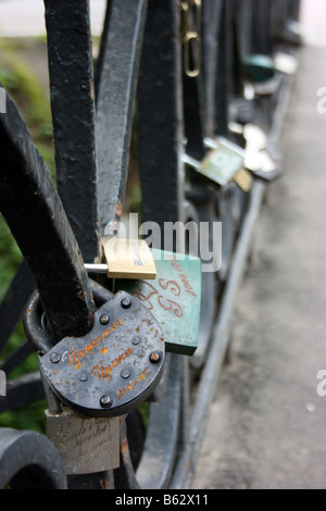 Il matrimonio si blocca sul ponte la ringhiera, Vilnius, Lituania Foto Stock