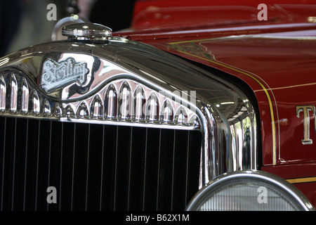 Griglia anteriore di un antico motore Fire con Sterling stampato sulla parte anteriore 1933 Pirsch Sterling motore Fire città di Mequon WI Foto Stock