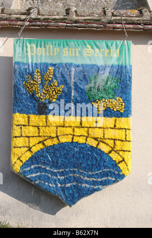 Scudo fatto di fiori di carta decorazione. St Vincent Chablis. Verticale. 50630 Chablis2005 Foto Stock