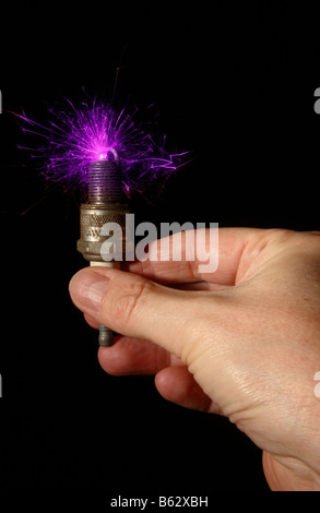 Una tenuta in mano candela, ancora pieno di energia. Foto Stock