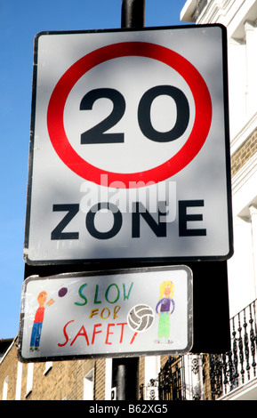 20 MPH segno di zona in London street Foto Stock