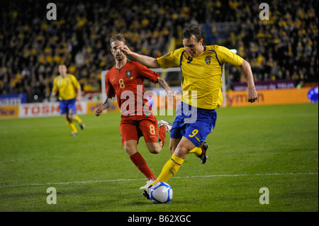 Kim Källström con la palla per la Svezia contro il Portogallo nella World Cup Match di qualificazione a Stoccolma Foto Stock