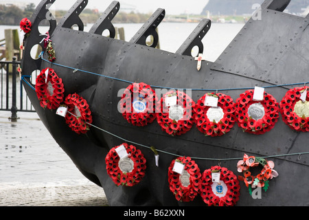 Vista del memoriale di guerra con fiori appesi sulla struttura di Cardiff Bay, Wales, Regno Unito Foto Stock