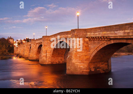 Ponte stradale sul fiume Tyne nel villaggio di Corbridge, Northumberland, Inghilterra Foto Stock