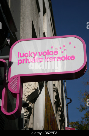 Sign on Lucky Voice karaoke bar Islington, Londra Foto Stock