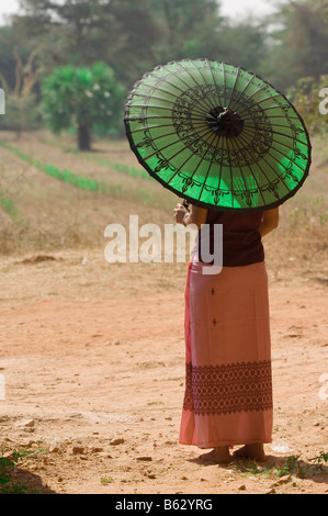 Donna birmana con un ombrellone verde, Bagan, Myanmar Foto Stock