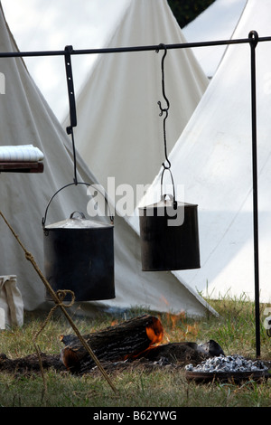 Tre guerre civili periodo tende e falò presso il camp Foto Stock