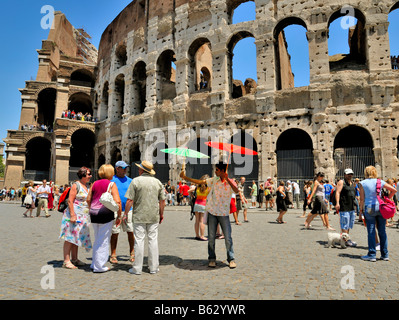 Immigrato vendere ombrelloni in strada per i turisti dal Colosseo, Roma, Lazio, l'Italia, l'Europa. Foto Stock