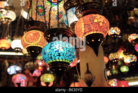 Colorate lanterne di vetro appesi al soffitto in un negozio vicino al Grand Bazaar a Istanbul, Turchia. Foto Stock