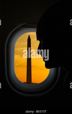 Obelisco visto attraverso la finestra di un aereo, il Monumento a Washington, Washington DC, Stati Uniti d'America Foto Stock