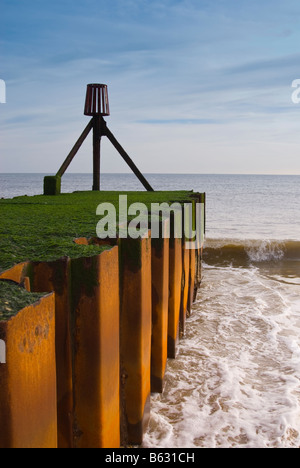 Spiaggia di marcatura marcatori post su groyne su una spiaggia del Regno Unito Foto Stock