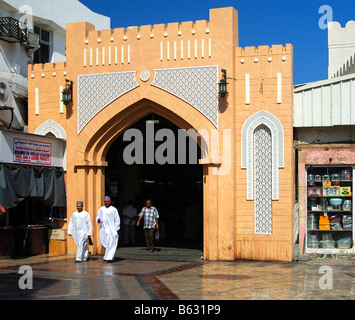 Locali di uomini in abito nazionale presso il cancello di ingresso per la Mutrah souq Muscat Sultanato di Oman Foto Stock