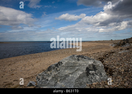 Rainbow sera luce del sole come tramonti a Spey Bay vegetated ghiaia alla foce del fiume Spey, Moray Firth, Inverness, Invernesshire Scozia, Regno Unito Foto Stock