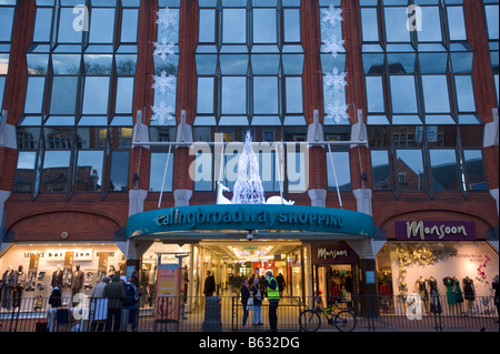 La stazione di Ealing Broadway Shopping Centre, West London, W5, Regno Unito Foto Stock