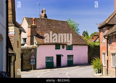 Tradizionale cottage inglese. Piccolo cottage inglese rosa medievale nel vecchio villaggio di Shere, Surrey, Inghilterra, Regno Unito Foto Stock