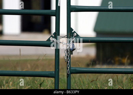 Un'agricoltura pascolo su terreni di una scuola di agraria collegio degli Ozarks di Branson Missouri Focus sul dispositivo di bloccaggio del portellone Foto Stock