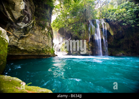 Cascata in una foresta, Tamasopo cascate, Tamasopo, San Luis Potosi, San Luis Potosi, Messico Foto Stock