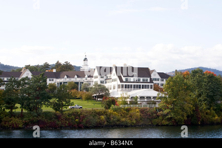 Il Sagamore Resort a Bolton Landing New York. Girato dal lago in una bella giornata di caduta. Foto Stock