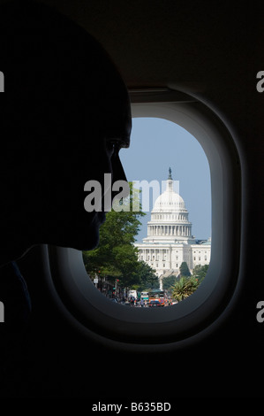 Il passeggero guardando un edificio attraverso la finestra di un aereo, Capitol Building, Washington DC, Stati Uniti d'America Foto Stock