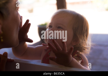 Close-up di una bambina gioca con la sua madre Foto Stock