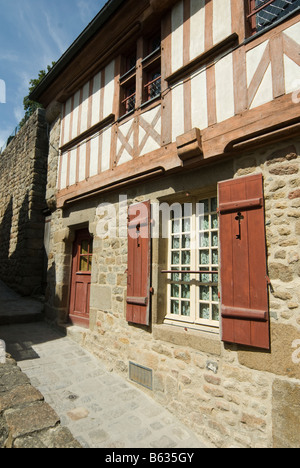 Edificio di legno sul Mont Saint Michel.St Michaels Mount è un isola rocciosa in Normandia Francia Foto Stock