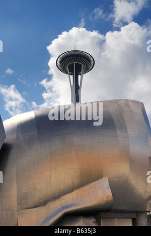 Il Seattle Space Needle con l'esperienza musicale progetto edificio progettato dall architetto Frank Gehry in primo piano Seattl Foto Stock