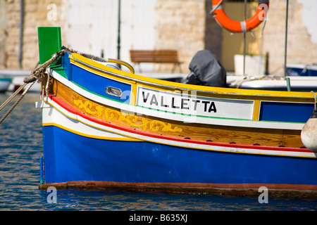 Luzzu pesca barca ormeggiata in Saint Julian's Harbour, Spinola Bay, Saint Julian, Malta Foto Stock