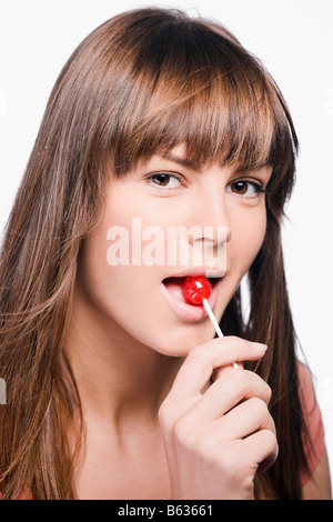 Close-up di una giovane donna di mangiare un lecca-lecca Foto Stock