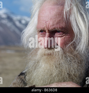 L'agricoltore senior con una lunga barba bianca, Hornafjordur fiordo, Islanda Orientale Foto Stock