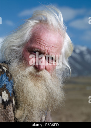 L'agricoltore senior con una lunga barba bianca, Hornafjordur fiordo, Islanda Orientale Foto Stock