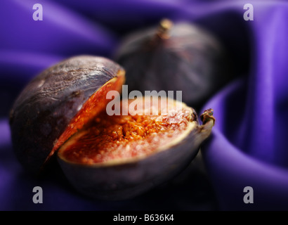 Mature materie fig frutto close up su sfondo blu Foto Stock