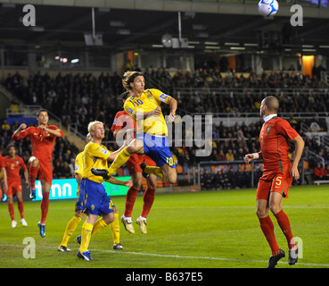 Zlatan Ibrahimovic capi la sfera contro il Portogallo nella World Cup Match di qualificazione a Stoccolma Foto Stock