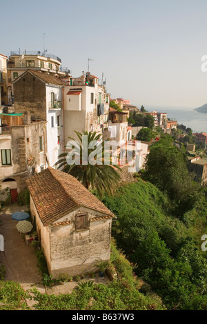 Case in una città, Vietri sul Mare, Costiera Amalfitana, Salerno, Campania, Italia Foto Stock