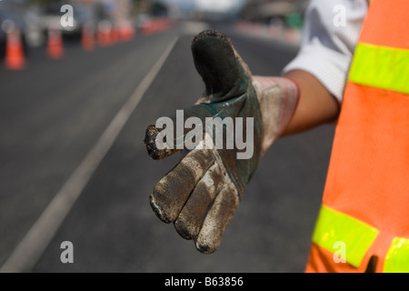 Close-up di un lavoratore manuale di offerta per stretta di mano Foto Stock
