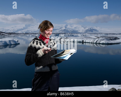 Ragazza islandese con mappa a Jokulsarlon laguna glaciale, Breidamerkurjokull glacier, Islanda Orientale Foto Stock