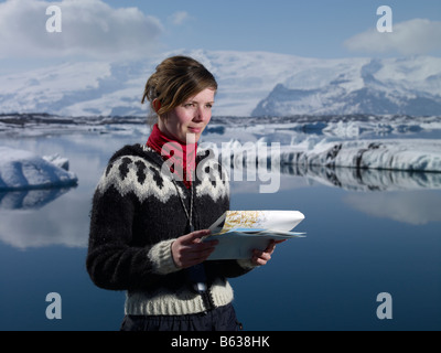 Ragazza islandese con mappa a Jokulsarlon laguna glaciale, Breidamerkurjokull glacier, Islanda Orientale Foto Stock