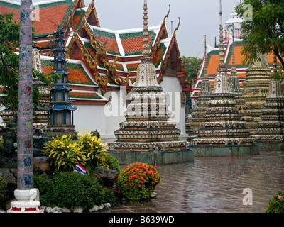 Gli stupa sotto la pioggia al Wat Pho tempio a Bangkok in Tailandia Foto Stock
