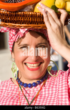 Ritratto di una donna matura la vendita di frutta Foto Stock