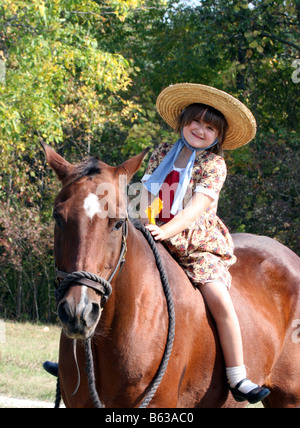 Una giovane ragazza riding bareback su un cavallo a una guerra civl rievocazione storica Foto Stock