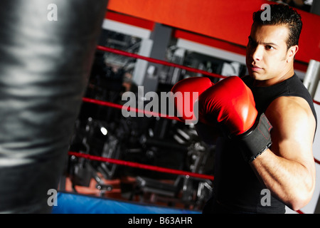 Boxer maschio la punzonatura di una borsa pesante Foto Stock