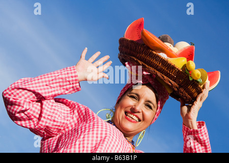 Ritratto di una donna matura la vendita di frutta Foto Stock