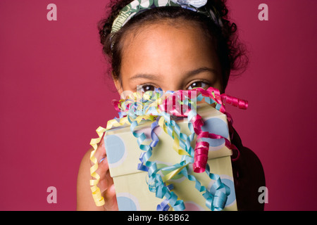 Ritratto di un giovane americano africano ragazza con un presente Foto Stock