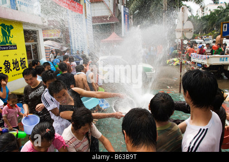 Cina Yunnan Xishuangbanna spruzzi d'acqua Festival Foto Stock