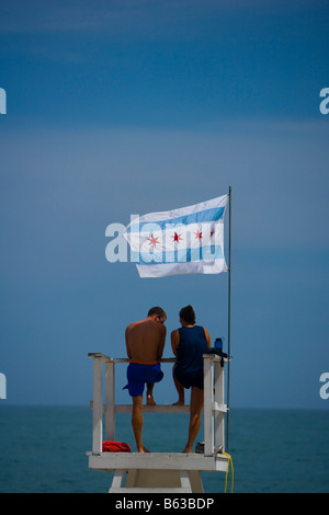 I turisti in piedi su un bagnino capanna, Oak Street Beach, 1000 North Lake Shore Drive, Chicago, Illinois, Stati Uniti d'America Foto Stock